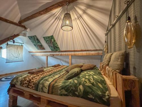 a bedroom with a bed in a tent at Burgen in Burgen