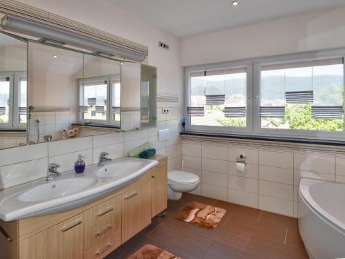 a bathroom with two sinks and a tub and a toilet at Gleißenberg in Gleißenberg