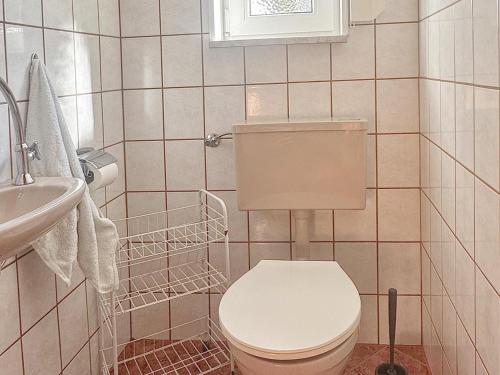a bathroom with a white toilet and a sink at Talblick in Schönbrunn