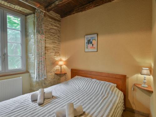 ein Schlafzimmer mit einem Bett, auf dem zwei Handtücher liegen in der Unterkunft Tournesol in Dégagnac