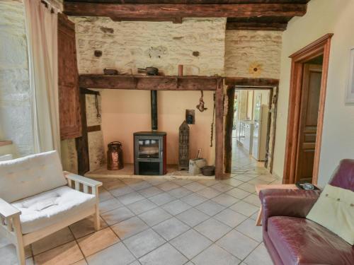 ein Wohnzimmer mit Sofa und Kamin in der Unterkunft Tournesol in Dégagnac