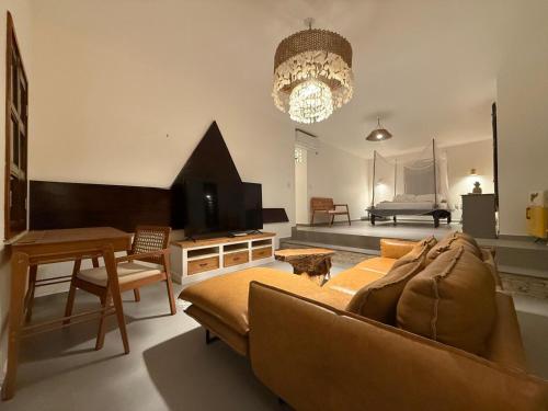 a living room with a couch and a television at Estrela de Mundaú in Trairi