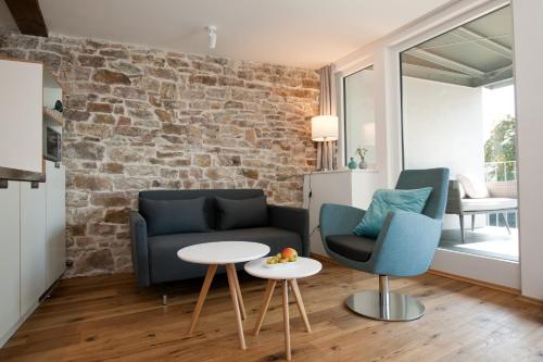 a living room with a couch and two chairs and a table at 1463 Apartmenthaus in Karlsruhe