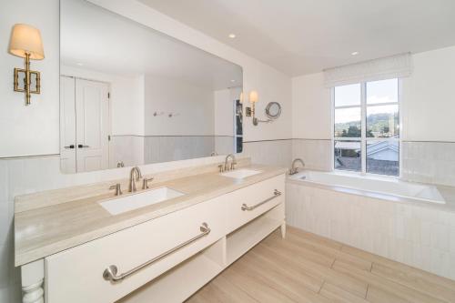 a bathroom with two sinks and a large mirror at Hotel Panamonte in Boquete