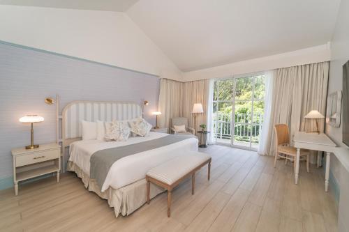 a bedroom with a large bed and a large window at Hotel Panamonte in Boquete