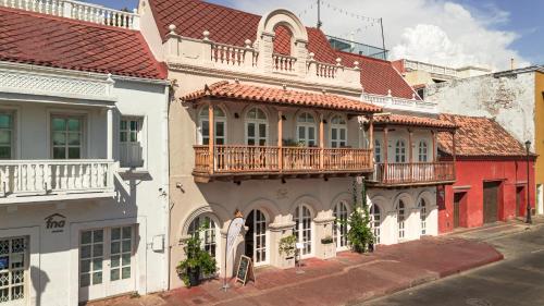 a building with a balcony on a street at Casa Bugó Arsenal Hotel Boutique en Getsemaní in Cartagena de Indias