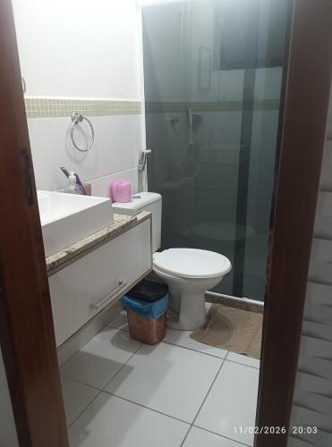 a bathroom with a sink and a toilet and a shower at Hospedagem Dorna Casa 6A Itaguaí in Itaguaí
