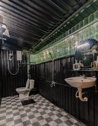 a bathroom with a toilet and a sink at Suoi Da Homestay in Ga Lăng Cô