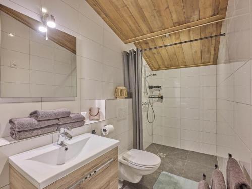 a bathroom with a sink and a toilet at De Rouwenbogt in Reusel
