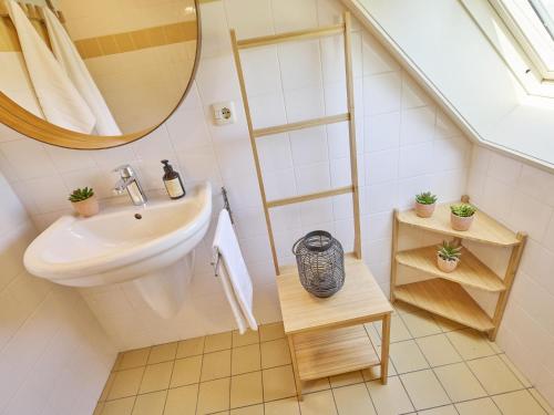 a bathroom with a sink and a mirror at Pure Rust in Holten