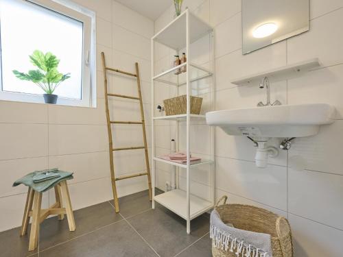 a bathroom with a sink and a mirror at De Linde in Nunspeet