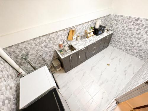 an overhead view of a kitchen with gray tiles at Nipat home petfriendly in Ban Khlong Prawet