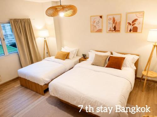 two beds in a small room with at Nipat home petfriendly in Ban Khlong Prawet