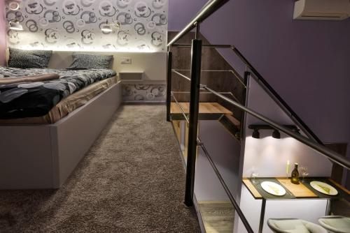 una camera da letto con un letto a castello e una parete viola di Rakoczi Studios a Budapest