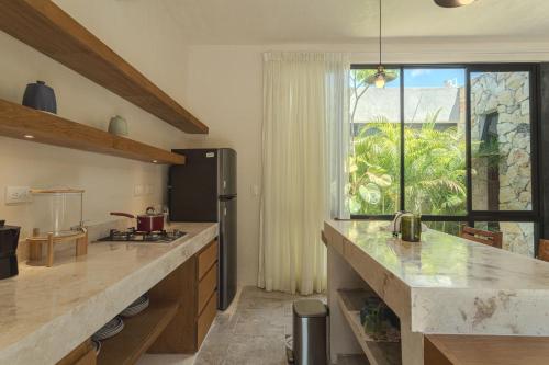 eine Küche mit einer großen Arbeitsfläche und einem Fenster in der Unterkunft Villas Marlé in Mococha