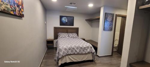 a bedroom with a bed in a room at Departamento Ejecutivo Rigo Tovar in Matamoros