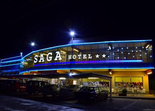 un hotel saa con coches estacionados en un estacionamiento en Complejo Hotelero Saga, en Manzanares