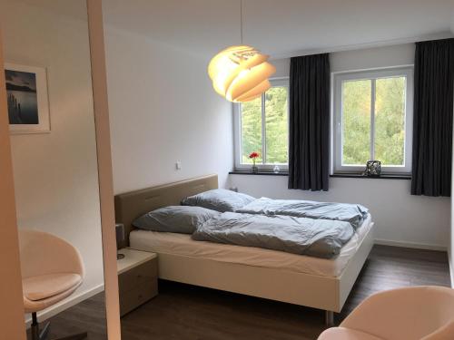 Un dormitorio con una cama y una ventana grande en Haus Pamir - Ferienwohnungen, en Ostseebad Nienhagen