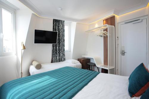 Ένα ή περισσότερα κρεβάτια σε δωμάτιο στο Hôtel Eiffel Turenne