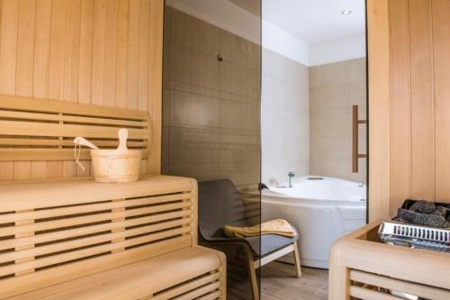 - deux photos d'une salle de bains avec un lavabo et une baignoire dans l'établissement Villa Valentine, à Flachau