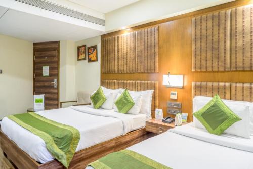 Кровать или кровати в номере Super Inn Armoise Hotel