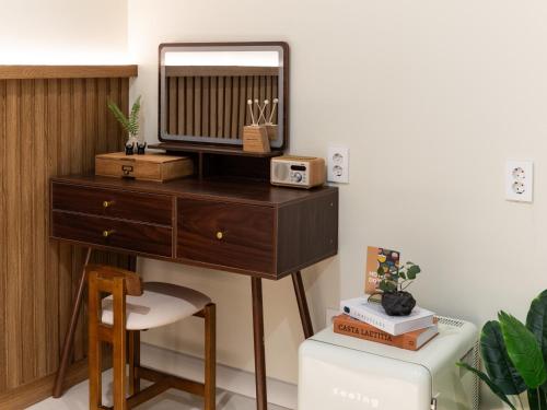 a dresser with a mirror and a television on it at 호텔 도토리 in Gunsan-si