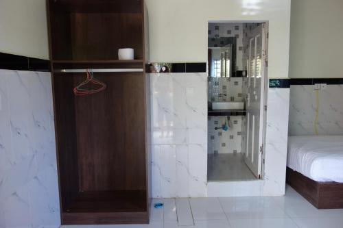 a room with a mirror and a bed in it at AHHA Residence Kampot in Phumĭ Bœ̆ng Phlŏng (2)