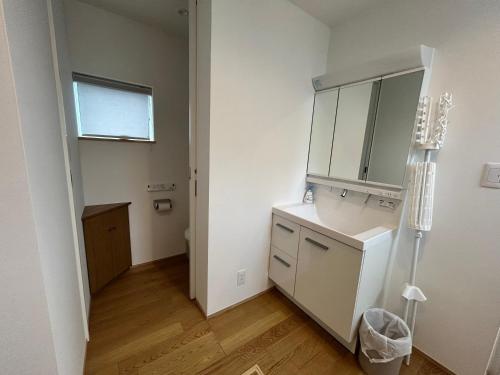 a bathroom with a sink and a mirror at 塔の宿 宍道湖 in Matsue