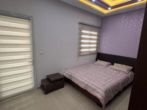 a bedroom with a bed and a window at Studio de vacance à louer in Monastir