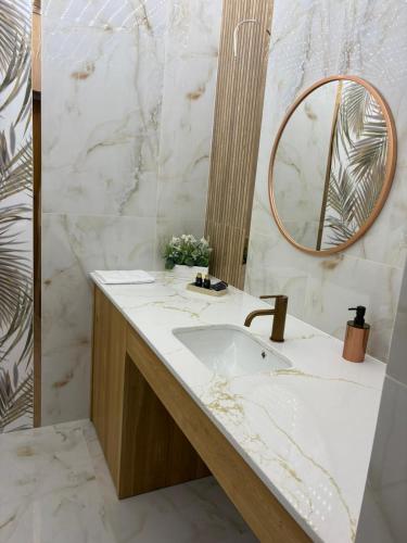 a bathroom with a sink and a mirror at Apartament Wypoczynkowy Centrum in Tuchola