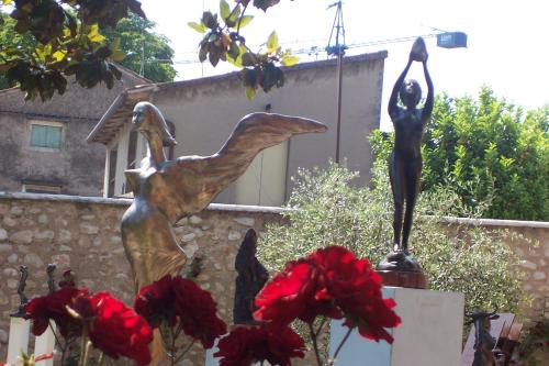 a statue and flowers in front of a building at Residence Villa Vinco in Tregnago