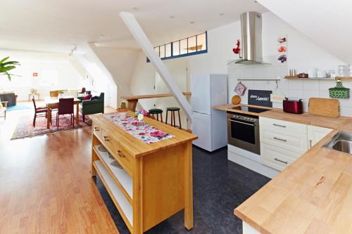uma cozinha e sala de estar com uma mesa em Alte seester Schule em Westerkappeln