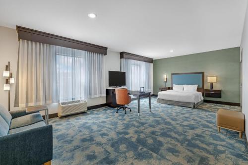 a hotel room with a bed and a tv at Hampton Inn & Suites Bend in Bend