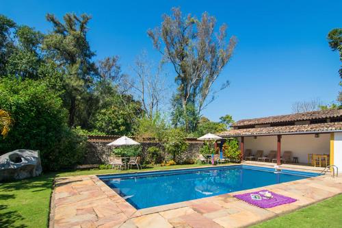 a swimming pool in the yard of a house at Solar da Ponte in Tiradentes