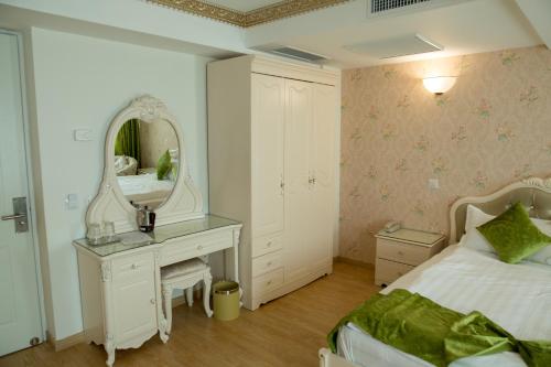 Una cama o camas en una habitación de Hotel Helin Central