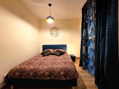 un dormitorio con una cama con dos almohadas encima en 1 Liberte - TRIPLEX, en Saint-Affrique