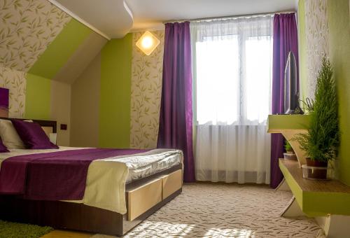 モイエチウ・デ・ススにあるGeoVilaのベッドルーム1室(ベッド1台付)、紫色のカーテン付きの窓が備わります。