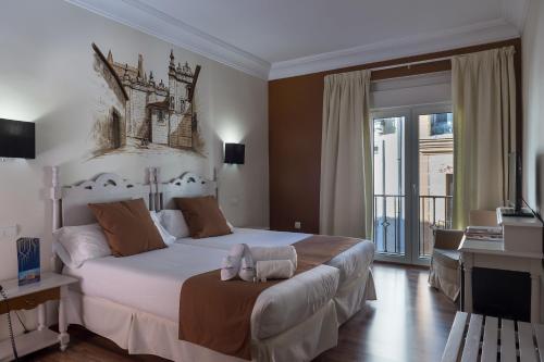 1 dormitorio con 1 cama grande y balcón en Palacio Valderrabanos, en Ávila