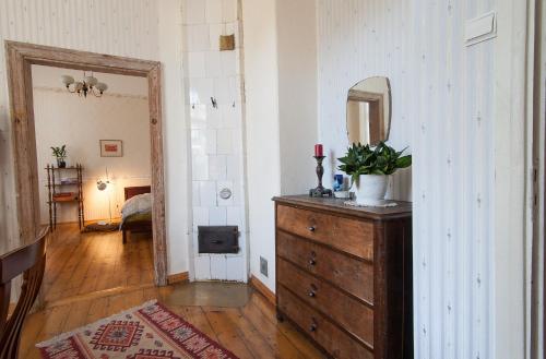 een kamer met een dressoir en een spiegel bij Unique apartment in Tartu in Tartu