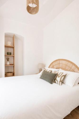 เตียงในห้องที่ Charmant appartement