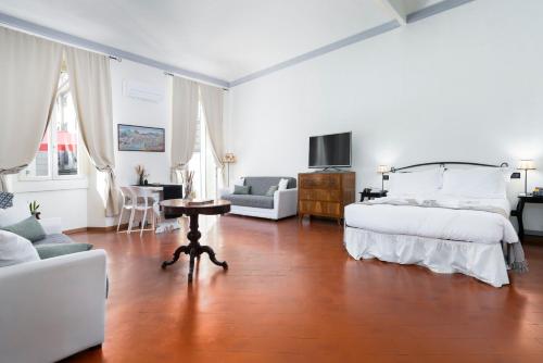 Spacious & Bright, next to the Duomo of Florence, Michelangelo, with Patio