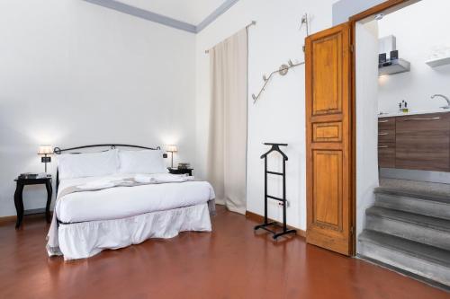 Spacious & Bright, next to the Duomo of Florence, Michelangelo, with Patio