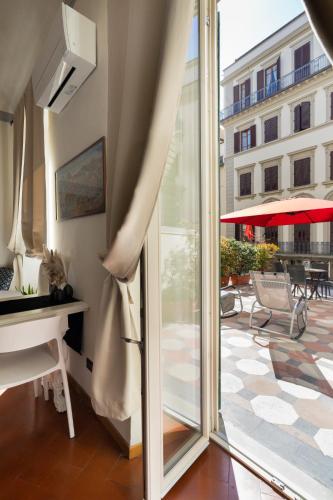 Spacious & Bright, next to the Duomo of Florence, Michelangelo, with Patio