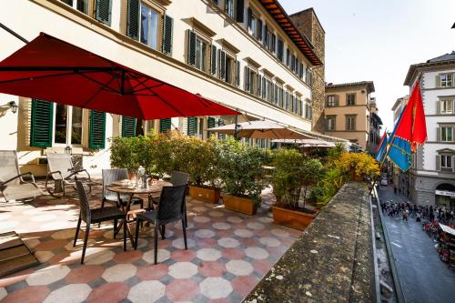 Spacious & Bright, next to the Duomo of Florence, Michelangelo, with Patio