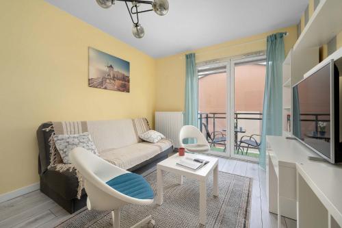Klimatyczny Apartament z Parkingiem i Balkonem by Noclegi Renters