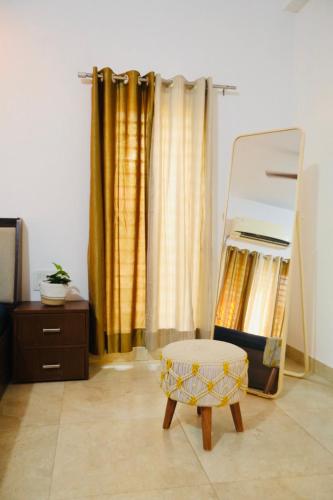 a room with a ottoman and a bed with curtains at Peaceful Hideaway Ponda in Priol
