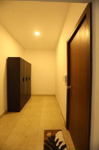 an empty hallway with a door and a locker at Peaceful Hideaway Ponda in Priol
