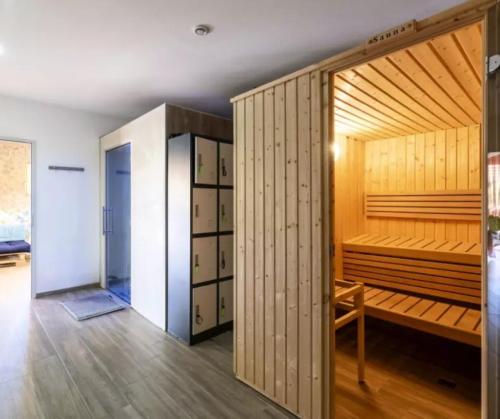 a room with a sauna with a wooden wall at Cottage PARKS ESCAPADE COLOMBA in Olmeto