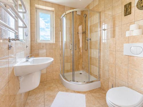 a bathroom with a shower and a sink and a toilet at RAMZES USTKA -pokoje z balkonami, parking gratis ,rowery ,dobry dojazd do plazy i centrum in Ustka