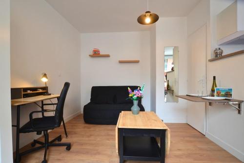 a living room with a couch and a table at Le Petit Talensac in Nantes